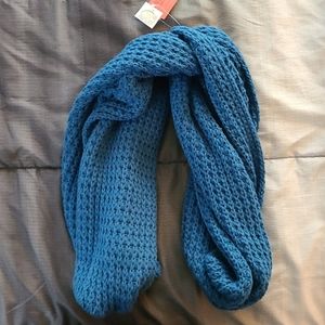 Women's blue knit scarf